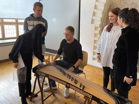 Musikinstrument Spielen (Gu Zheng/) von der Exkursion Stralsund