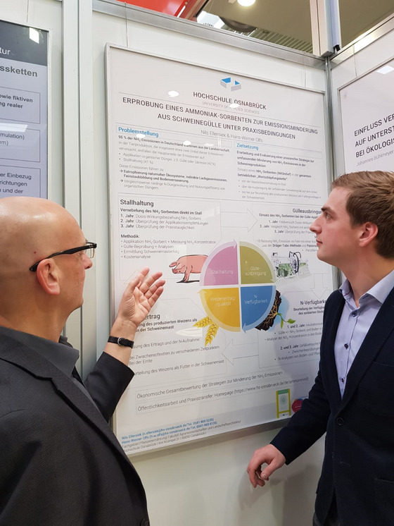 Projektleiter Hans-Werner Olfs erkl?rt einem Studenten anhand eines Posters die Inhalte des Projektes "AmmonMind"