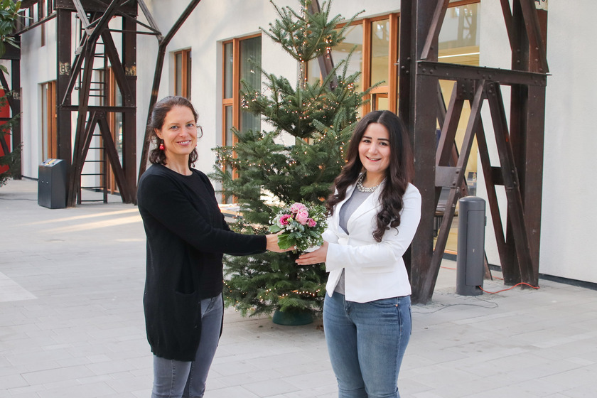 Badia Tawel bekommt von Tatjana Maier einern Blumenstrau? berreicht